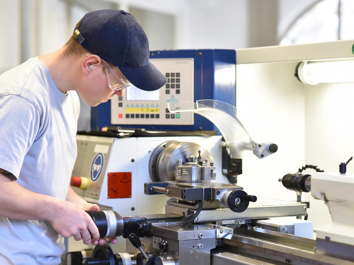 Nachwuchs an Drehmaschine